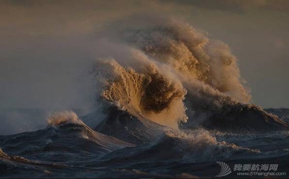 令人惊叹震撼美景:加拿大摄影师拍到5大湖罕见巨浪!